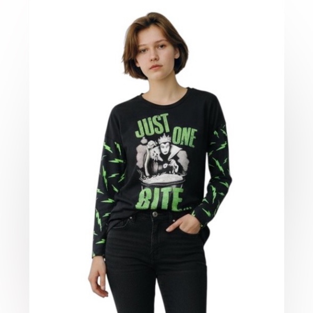 Disney Black/Green Snow White Evil Queen Glitter Juniors Tee Shirt L (11/13)